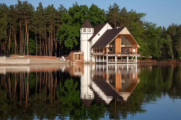 Floresta casa no lago. Luz do dia — Fotografia de Stock