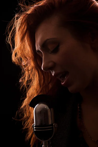 Singer in front of a old-fashion microphone — Stock Photo, Image