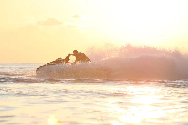 남자는 jetski에 드라이브 — 스톡 사진