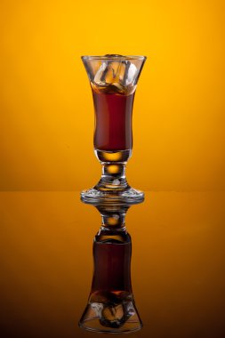 Küp buz ile likör bardak