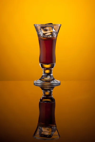 Küp buz ile likör bardak