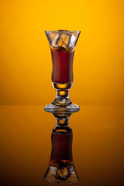 Küp buz ile likör bardak