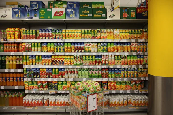 Confezioni di succhi di frutta sullo stand del supermercato . — Foto Stock