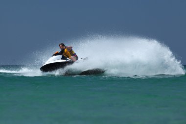 adam sürücüde jetski