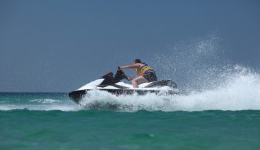 adam sürücüde jetski