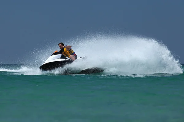 Adam sürücüde jetski — Stok fotoğraf