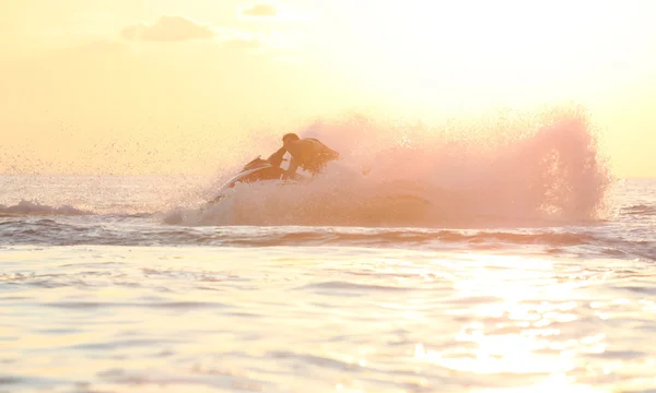 Homme conduire sur le jetski — Photo