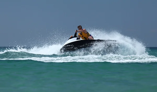 Ember nógat a jetski — Stock Fotó