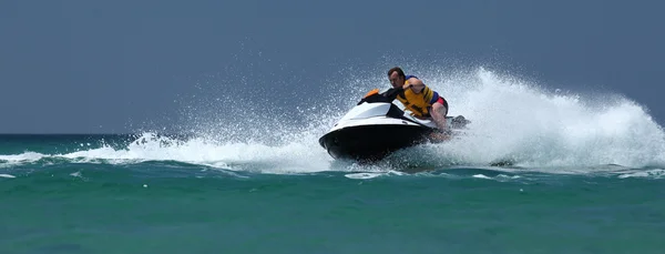 Adam sürücüde jetski — Stok fotoğraf