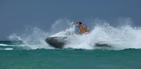 Hombre conducir en el jetski —  Fotos de Stock