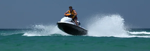 Adam sürücüde jetski — Stok fotoğraf