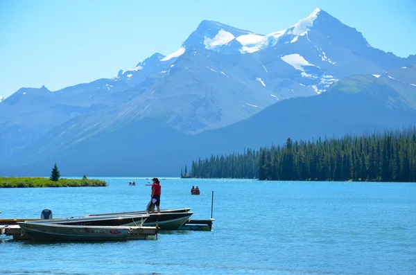 MALIGNE LAKE AT JASPER NATIONAL PARK IN CANADA — стокове фото