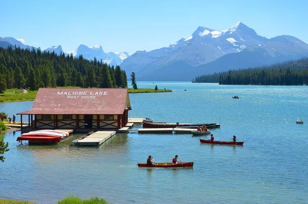 LAGO DI MALIGNE AL PARCO NAZIONALE DI JASPER IN CANADA — Foto Stock