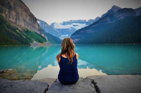 À espera do pôr-do-sol no Lago Louise, Canadá Imagens De Bancos De Imagens Sem Royalties