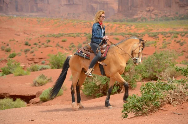 在美国亚利桑那州的纪念碑山谷所使用的骑马 — 图库照片