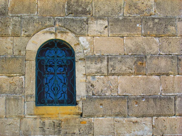 Μεσαιωνική χυτοσίδηρο παράθυρο — Φωτογραφία Αρχείου