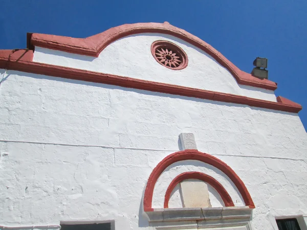 古い赤と白の教会の建物 — ストック写真