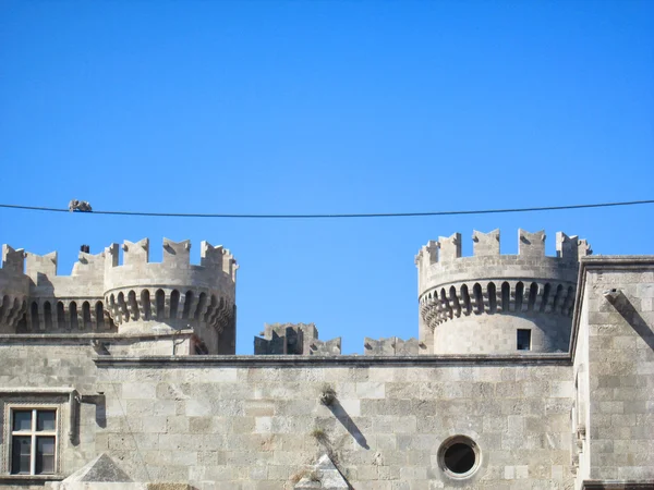 Ancien fort, deux oiseaux sur un fil — Photo