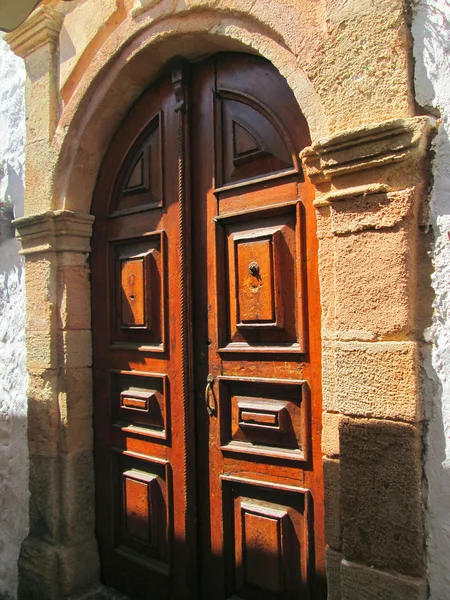 Παλιές, βαριές ξύλινες πόρτες — Φωτογραφία Αρχείου