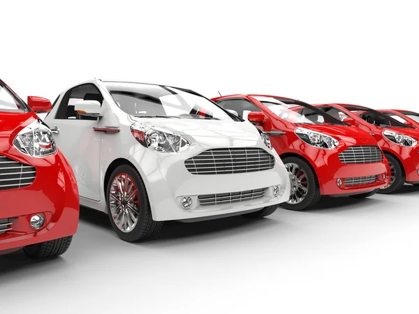 Білий автомобіль виділяється в рядку червоний автомобілів — стокове фото