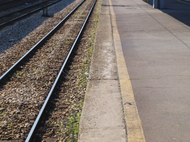 Tren rayları ve beton