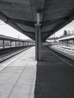 siyah beyaz tren istasyonu