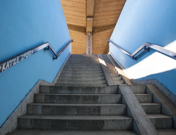 Escalier bleu - Toit orange — Photo