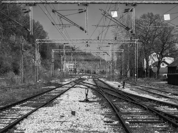 Пересечение железнодорожных путей - черно-белый — стоковое фото