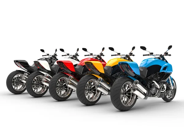 Спортивные мотоциклы в ряд - вид сзади - изолирован на белом фоне — стоковое фото