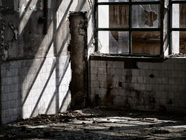 Terk edilmiş fabrikası - paslı duvarlar ve windows