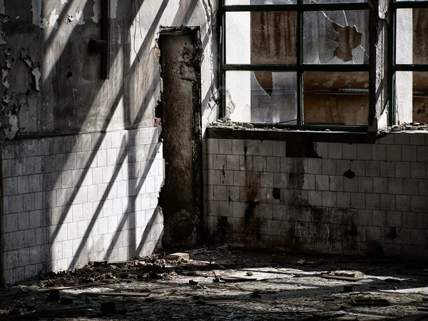 Terk edilmiş fabrikası - paslı duvarlar ve windows — Stok fotoğraf