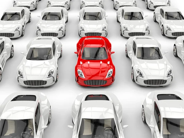 Reihen schöner Sportwagen - rotes Auto sticht unter weißen hervor — Stockfoto