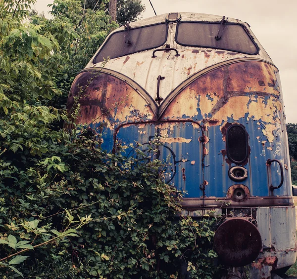 Paslı terk edilmiş tren lokomotifi ellili dan — Stok fotoğraf