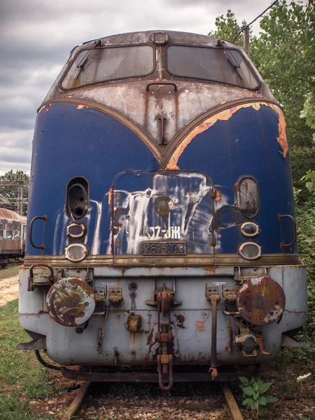 Locomotiva de trem azul realmente velho — Fotografia de Stock