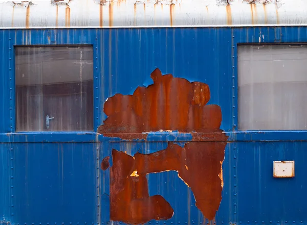 Gammal blå rostig tåget vagn — Stockfoto