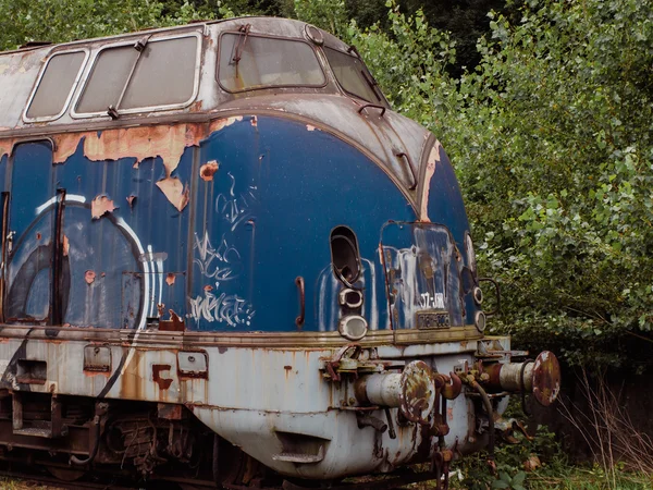 Güzel vintage paslı mavi tren lokomotifi — Stok fotoğraf