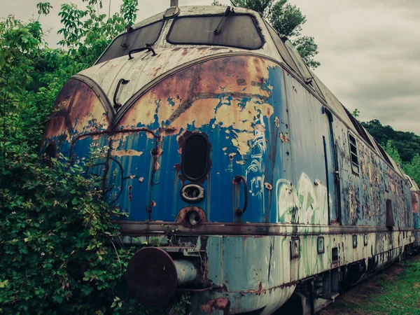 Urban decay - Blå tåget lokomotiv — Stockfoto