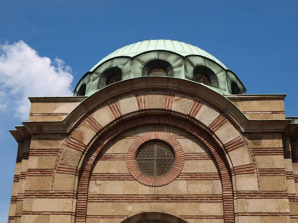 Oude stenen en bakstenen kerkgebouw — Stockfoto