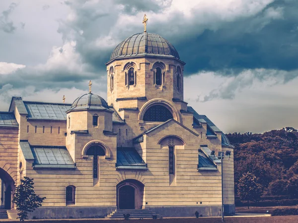 Церкви під бурхливому небі — стокове фото