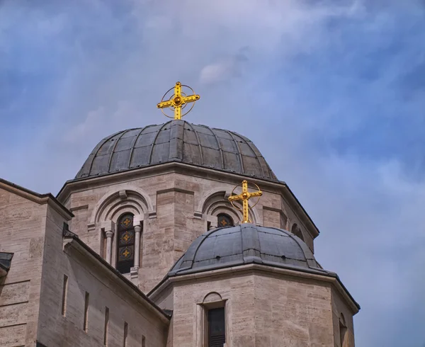 Iglesia ortodoxa hecha con cruces doradas —  Fotos de Stock