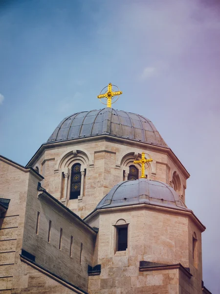 São Lucas cúpula da igreja ortodoxa com cruzes douradas — Fotografia de Stock