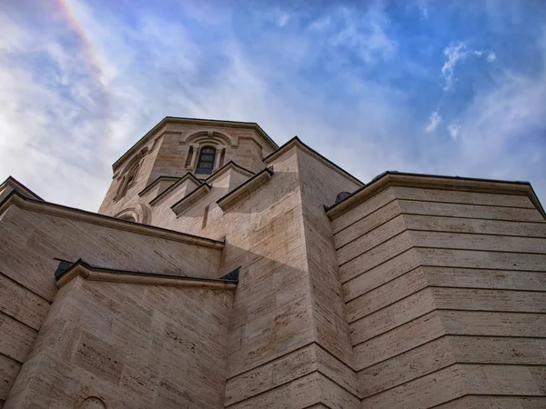 Iglesia ortodoxa de San Lucas - arco iris en el fondo — Foto de Stock