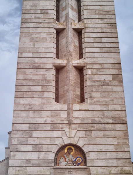 Бежева кам'яна церковна вежа з вишуканою мозаїкою — стокове фото