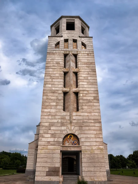 Церковна дзвіниця з бурхливим небом на задньому плані — стокове фото