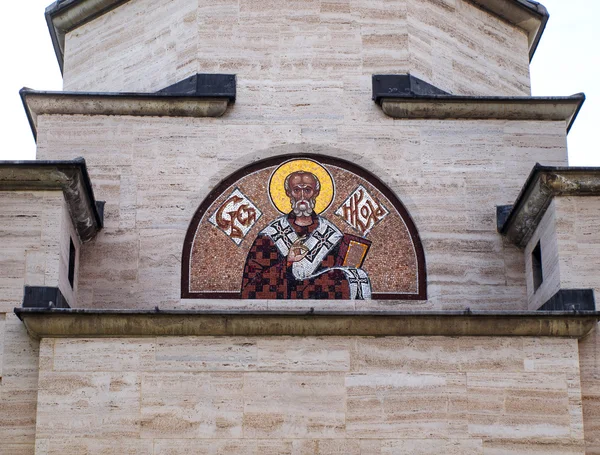 Delicado mosaico de São Nicolau na porta da igreja de pedra pequena — Fotografia de Stock