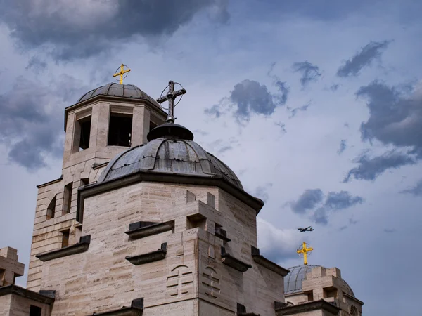 Cielos tormentosos sobre la iglesia ortodoxa — Foto de Stock