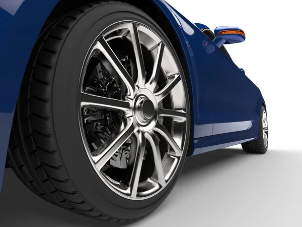 Сучасний синій автомобіль - потужний постріл під низьким кутом — стокове фото