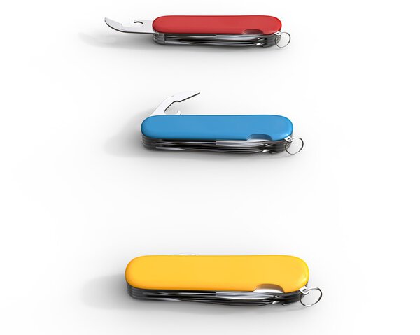 Красные, синие и желтые швейцарские ножи на белом фоне
