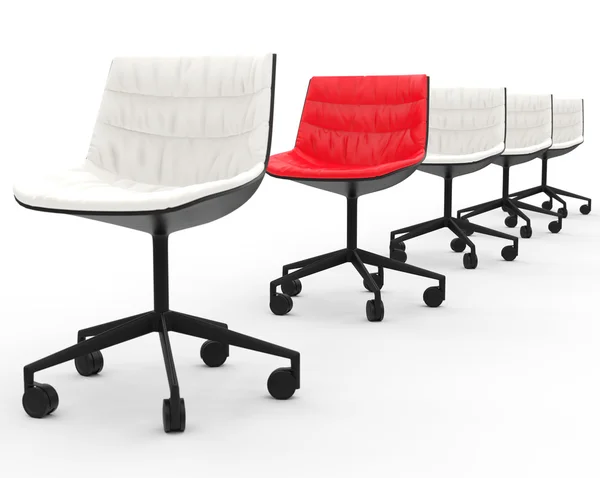 Silla de oficina roja en fila de sillas de oficina blancas con profundidad de desenfoque de campo . —  Fotos de Stock