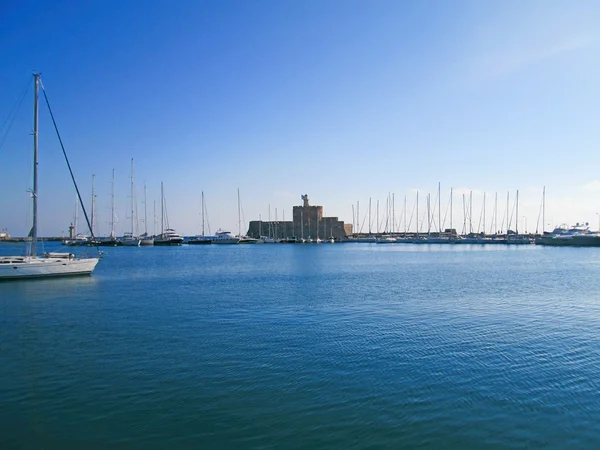 Vieux quai forteresse avec petits voiliers amarrés — Photo